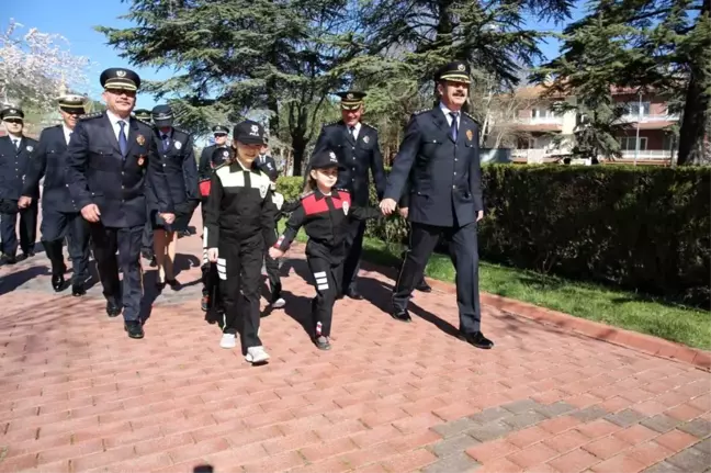 Polis Günü'nde çelenk sunumu miniklerle yapıldı