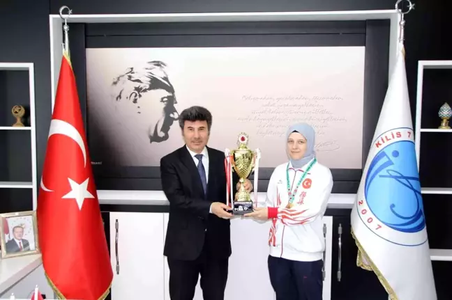 Dünya şampiyonu üniversite öğrencisinden Rektör Karacoşkun'a ziyaret