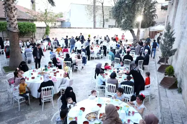 Yetim ve öksüz çocuklar iftarda buluştu