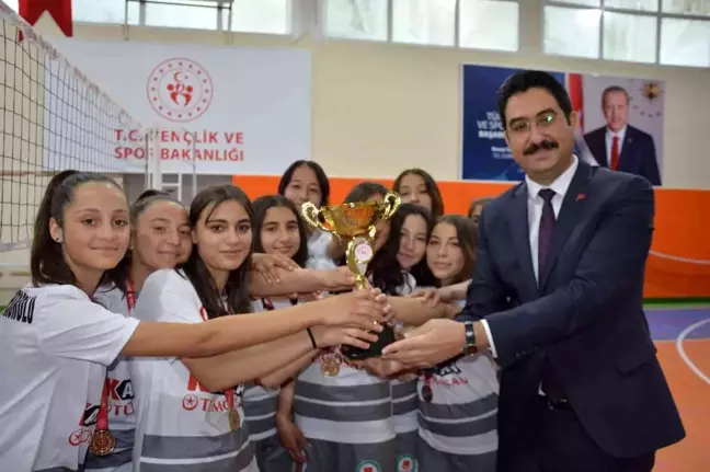 Selendi'de voleybol turnuvasının şampiyonları belli oldu