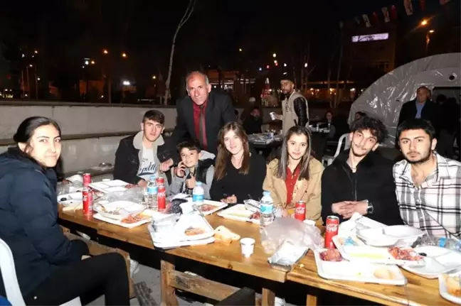 Ardahan'da belediyenin iftar yemeğine yoğun ilgi