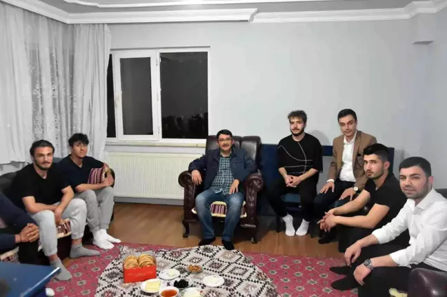Başkan Çelik sahurda öğrenci evine misafir oldu