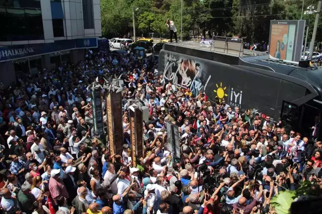 İYİ Parti Genel Başkanı Akşener, Antalya'da esnaf ziyaret etti