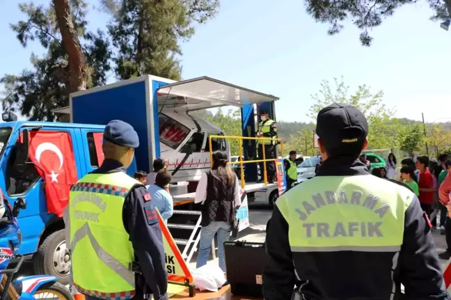 İzmir'de jandarma ekiplerinden öğrencilere trafik eğitim semineri