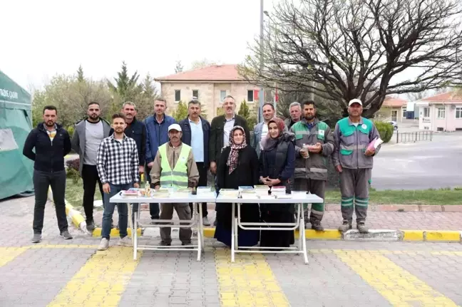 Nevşehir'de Mezarlıklara gelen vatandaşlara Yasin-İ Şerif dağıtıldı