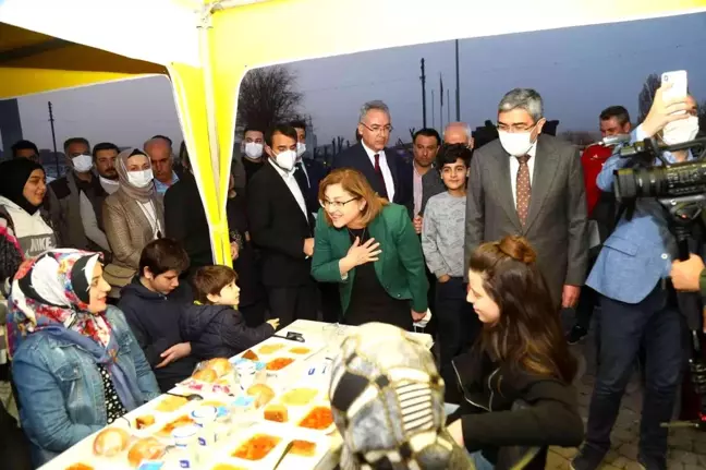 Gaziantep'teki iftar çadırında 210 bin kişilik iftar yemeği ikram edildi
