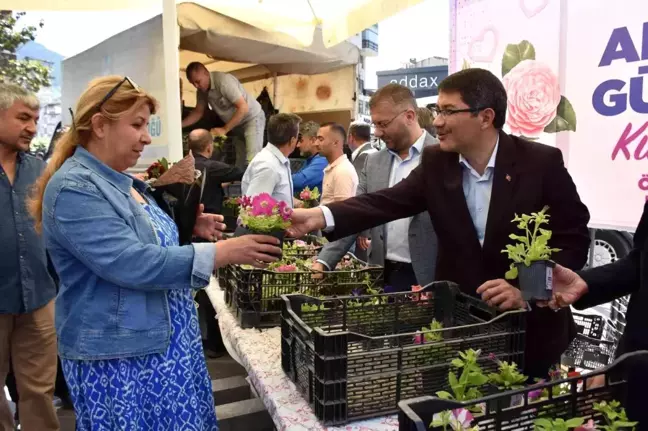Annelerin çiçeği Başkan Çelik'ten