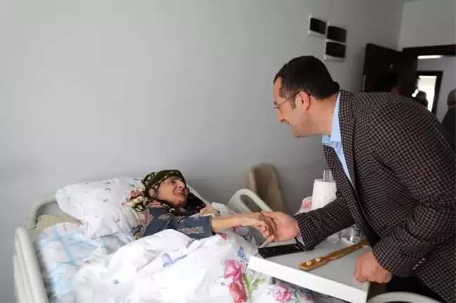 Başkan Ekim Anneler Günü'nde Huzurevini ziyaret etti