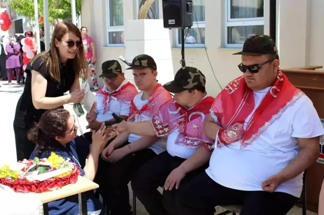 Çan'da özel öğrencilere asker kınası yakıldı