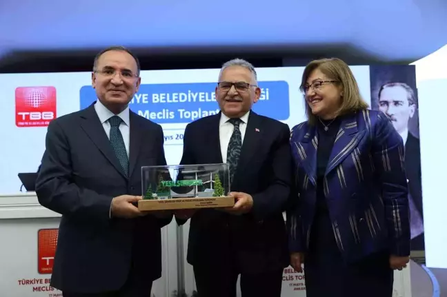 Bakan Bozdağ'dan 'Çevre Dostu Ulaşım' ödülü