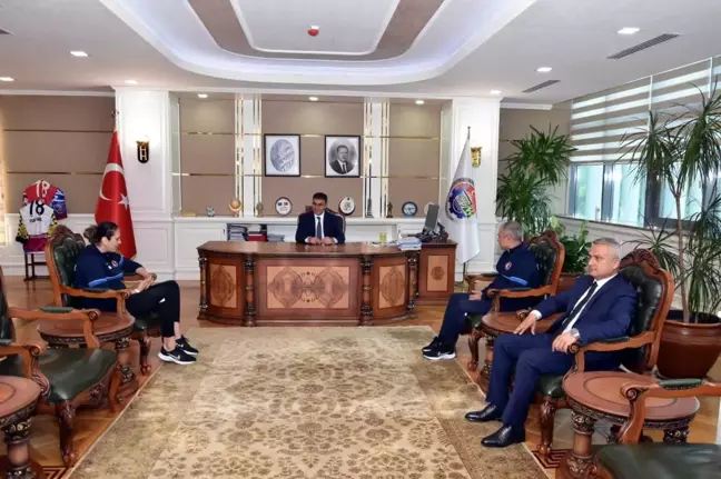 Karabük Valisi Gürel, dünya üçüncüsü milli boksör Elif Güneri'yi kabul etti