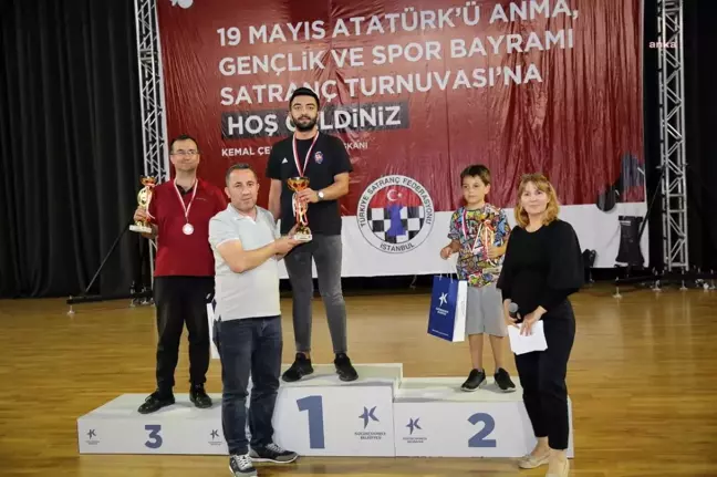 Küçükçekmece Belediyesi'nin 19 Mayıs Satranç Turnuvası'nda Ödüller Sahiplerini Buldu