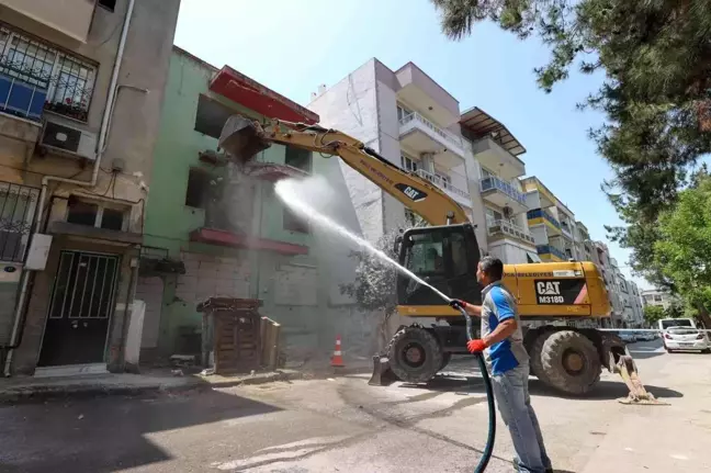 Buca'da riskli yapıların yıkımı sürüyor