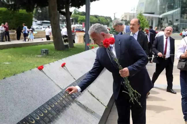 Rektör Şahin, Azerbaycan'da Türk şehitliğini ziyaret etti