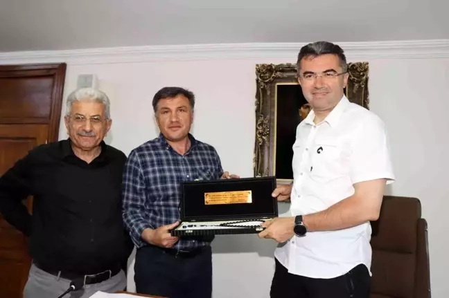 Başkan Demir, Vali Memiş'e tesbih hediye etti