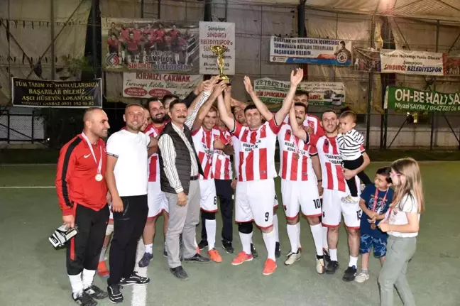 Sındırgı'da kurumlar arası halı saha futbol turnuvasının şampiyonu jandarma oldu
