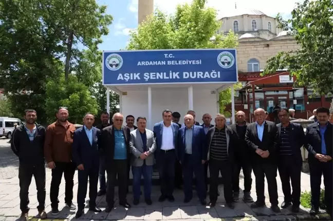Başkan Demir, kenti modern duraklarla donatıyor