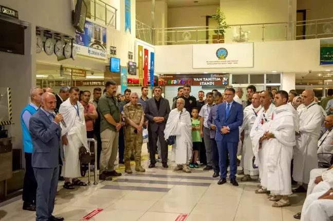 Van'da hacı adayları 2 yıl aradan sonra kutsal topraklara dualarla uğurlandı