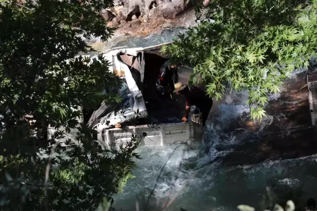 Çaya devrilen kamyondaki işçi için arama kurtarma ekipleri seferber oldu