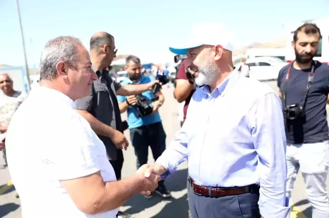 Başkan Çolakbayrakdar, Türkiye'ye örnek olan kurban yerinde vatandaşlarla bayramlaştı