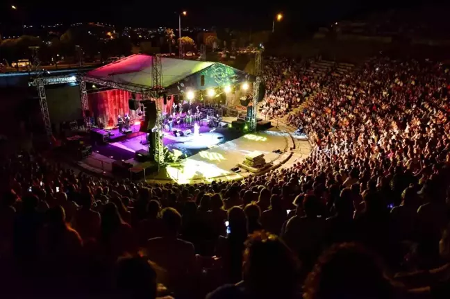 Muğla haberi | Bodrum'da Candan Erçetin'e sevgi seli