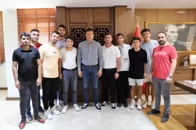 Gençlik Kollarından, Başkan Akay'a Doğum Günü Sürprizi