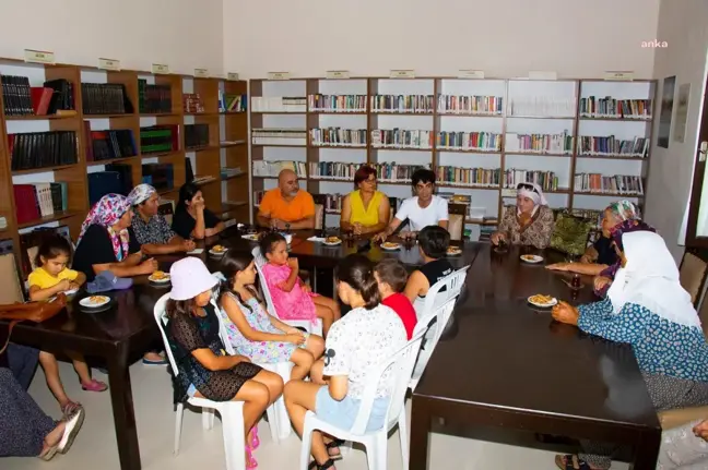 Silifke Gazi Çiftliği'nin Kadınları Sabah Çilek Tarlasında Akşam Tiyatro Provasında