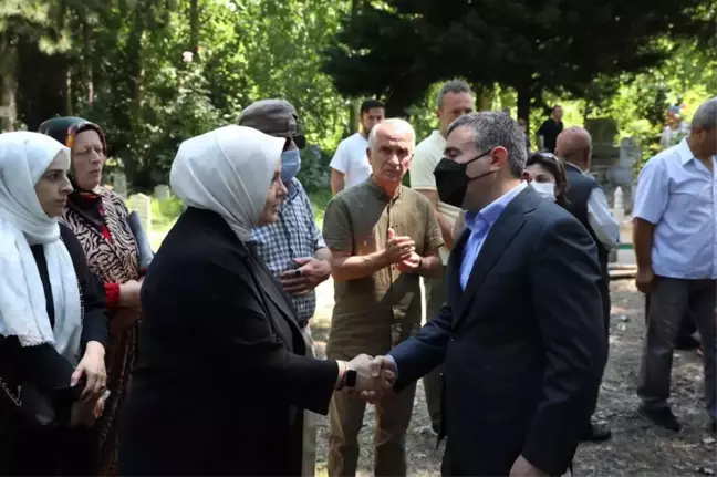 AK Parti'li Ayşe Keşir'in vefat eden teyzesi Düzce'de toprağa verildi