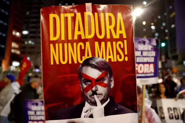 Brezilya'da Bolsonaro karşıtları sokaklara döküldü