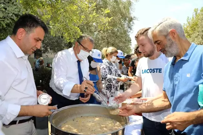 Manisa haber... Yunusemre'den vatandaşa 6 noktada aşure ikramı