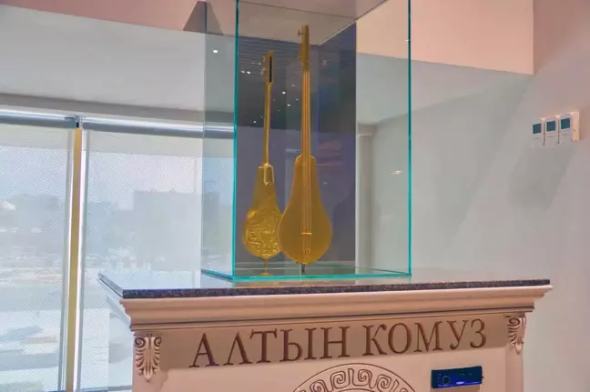 Kırgızistan'da altın kaplamalı komuz, Milli Tarih Müzesi'nde yerini aldı