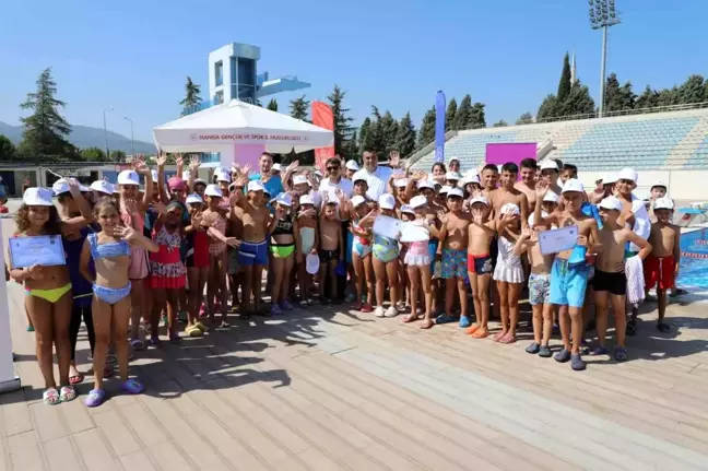 Manisa haberi! Şehzadeler Belediyesinin yaz okuluyla yüzmeyi öğrendiler