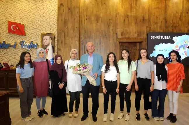 Üniversite hayallerine kavuşan öğrencilerden Başkan Akman'a teşekkür ziyareti