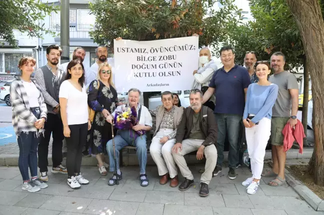 Şehir Tiyatrosu sanatçıları Bilge Zobu'nun 90. yaş gününü kutladı