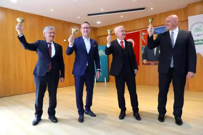 Başakşehir'de ilk ders zilini başkan Kartoğlu çaldı