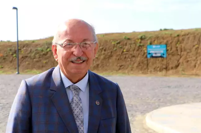 Eylemlere doymayan belediyenin önüne 'Protesto tabelası' konuldu