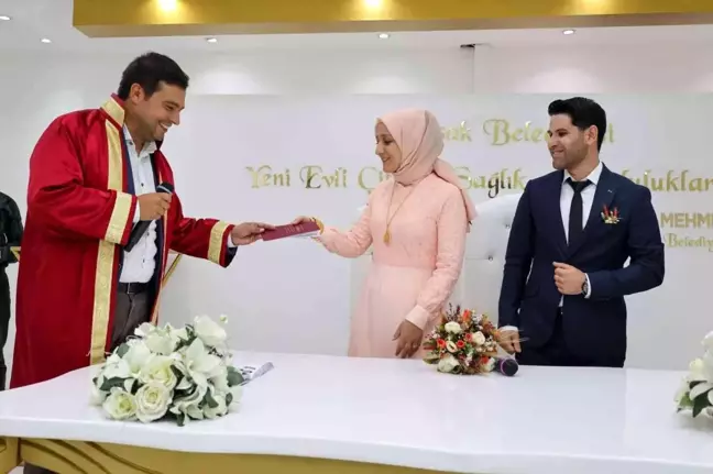 Evlilik okullarının ilk çifti dünya evine girdi