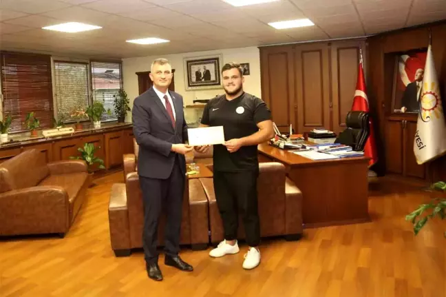 Kocaeli haberleri! Gölcük'ün başarılı pehlivanı ödüllendirildi