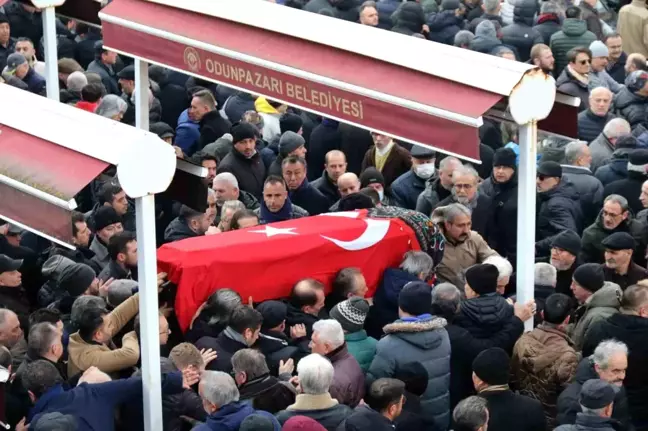 Depremde hayatını kaybeden genç icra müdürü Eskişehir'de toprağa verildi