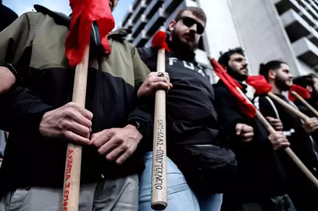 Atina'da grev kararı alan 20 bin kişiden tren kazası protestosu