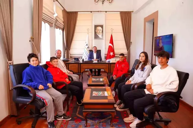 Ayvalık'ın milli sörfçüleri Avrupa'nın zirvesi için yarışıyor