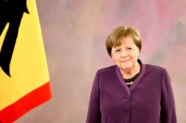Merkel'e Almanya'nın en yüksek liyakat nişanı verildi
