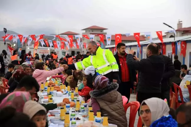 AK Parti Milletvekili Mahir Ünal'dan konteyner kente bayram ziyareti