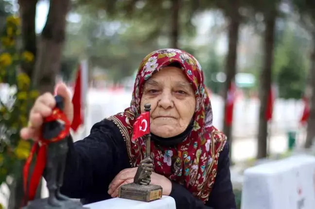 Bayram öncesinde şehit ailelerinin ilk durağı yine şehitlikler oldu