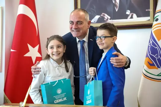 Gemlik Belediye Başkanı Sertaslan, 23 Nisan Dolayısıyla Koltuğunu Çocuklara Bıraktı