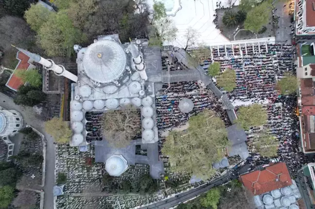Eyüp Sultan Camii'nde bayram coşkusu böyle görüntülendi