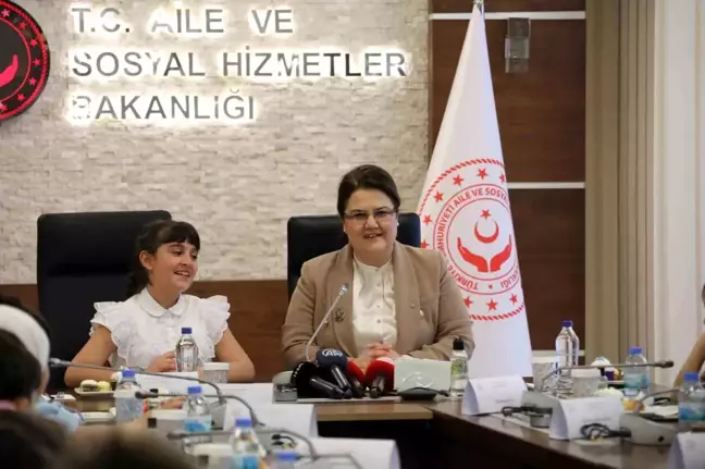 Bakan Yanık, koltuğunu 10 yaşındaki Havva Nil'e devretti