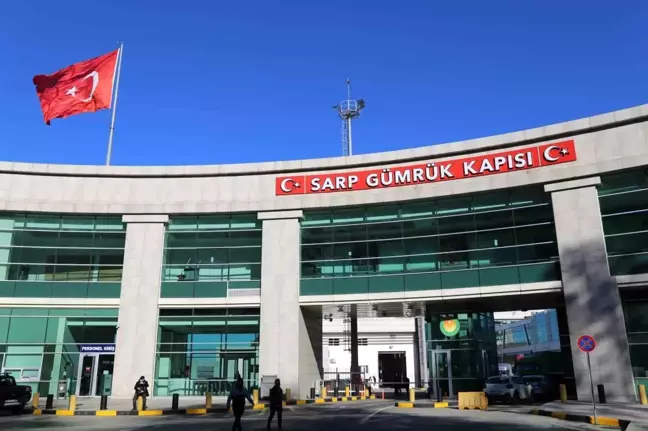 Bayram tatilinde Sarp Sınır Kapısı'nda turizm yoğunluğu yaşandı