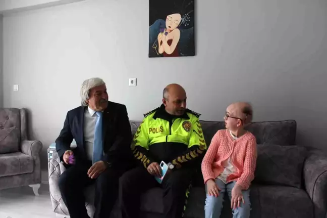 Evde eğitim gören Anadolu Lisesi 9. sınıf öğrencisi Ceydanur Kaya'ya özel ziyaret