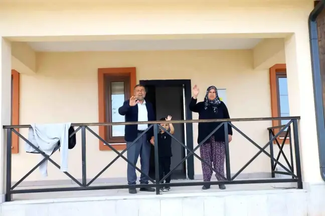 Depremzedeler yeni yuvalarında buruk sevinç yaşıyor